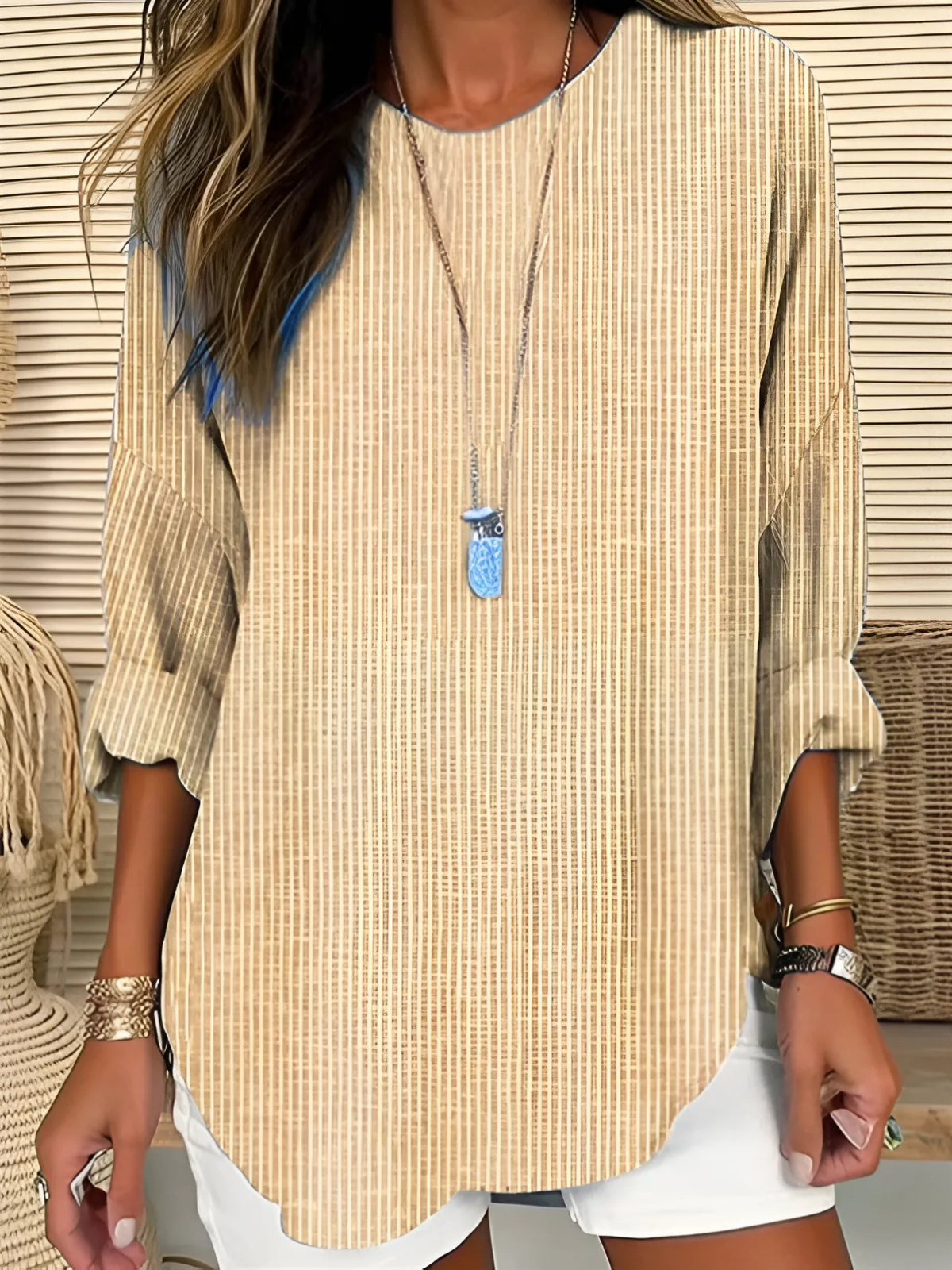 Blouse à rayures tendance Rhea de Danoir Paris, col en V, manches longues, tissu léger bleu et blanc, portée décontractée.