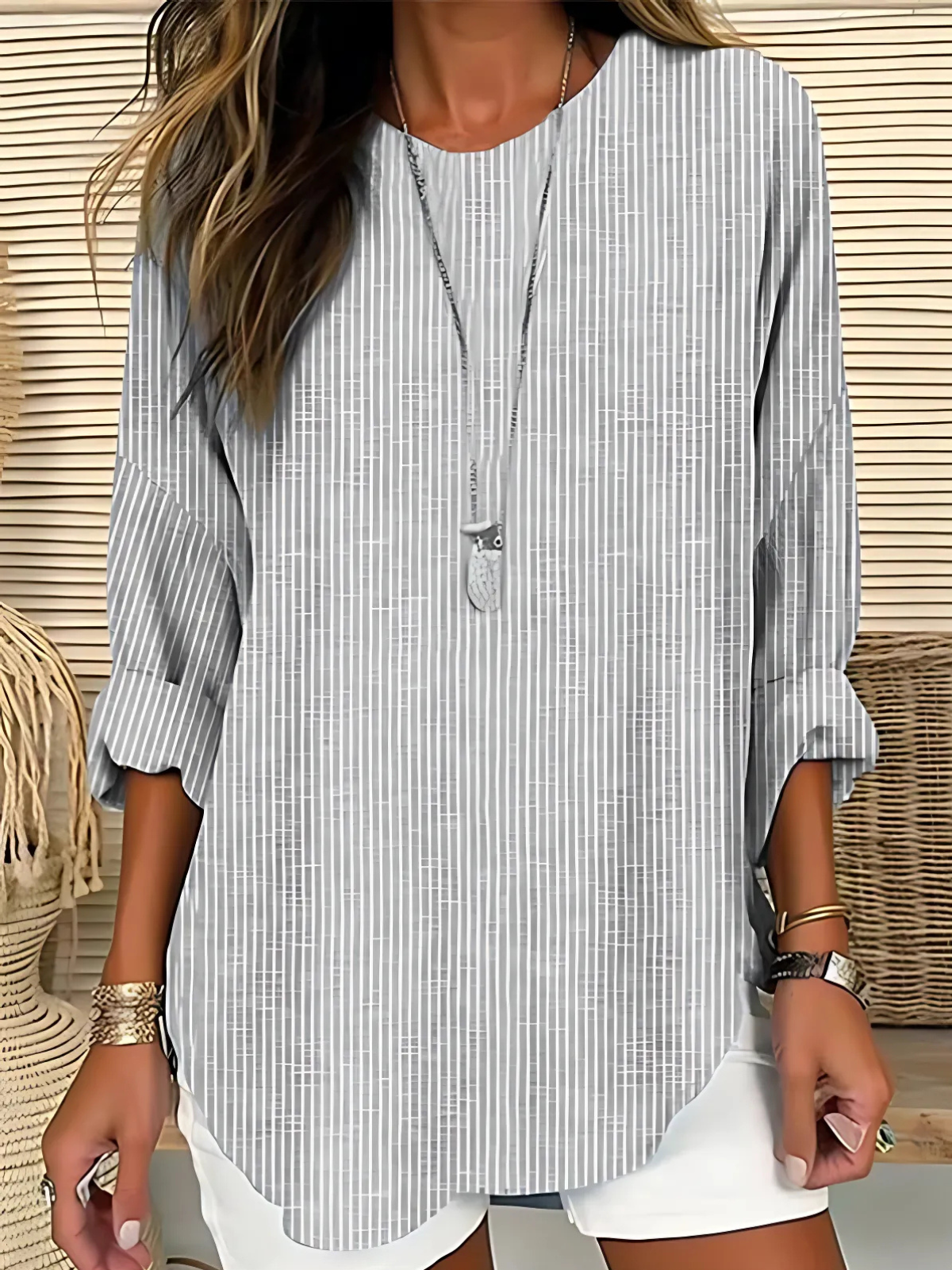 Blouse à rayures tendance Rhea de Danoir Paris, coupe classique, couleur bleue, portée décontractée, détails modernes.