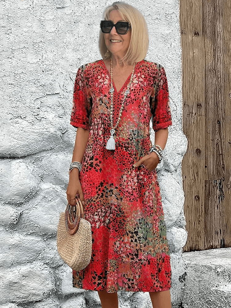 Robe d'été Skyler Danoir Paris en tissu léger, couleur bleu océan avec détails floraux, portée par un mannequin.