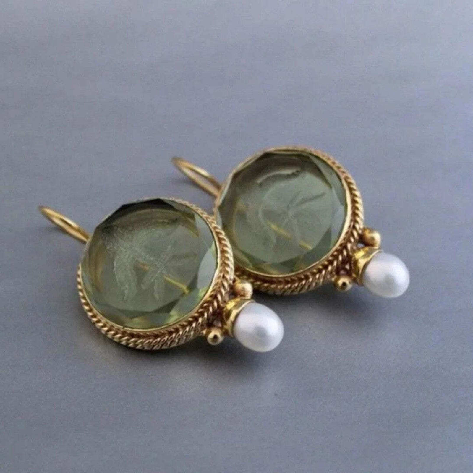 Boucles d'oreilles en jade ancien et perles, bijoux élégants de Danoir Paris, visibles en gros plan sur fond neutre.