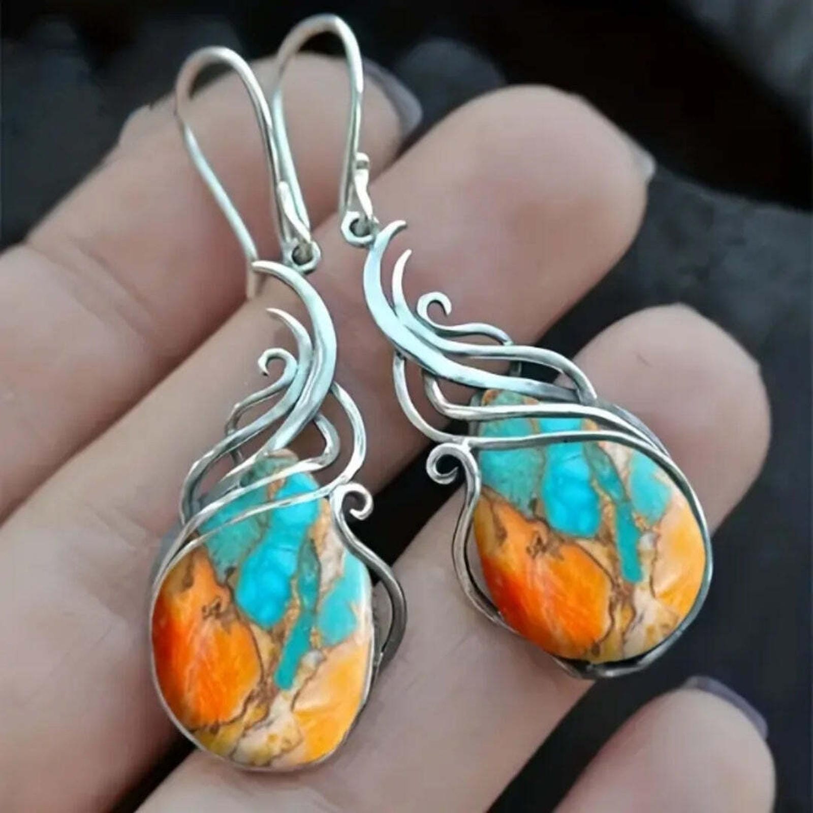 Boucles d'oreilles pendantes en pierres précieuses bleues et orange de Danoir Paris, élégantes et colorées.