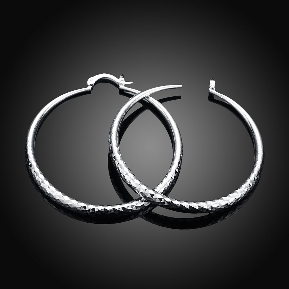 Boucles d'oreilles en argent sterling Danoir Paris avec design élégant, visibles sur fond blanc.