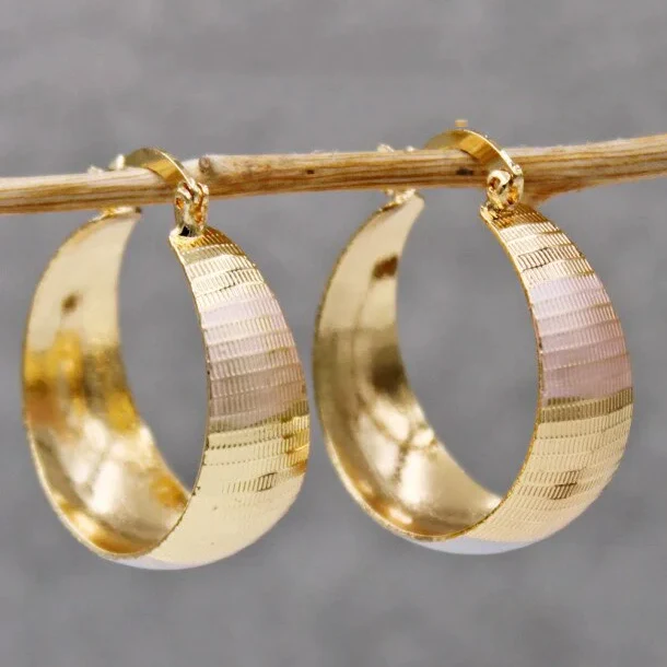 Boucles d'oreilles en or de luxe Danoir Paris avec design raffiné et détails élégants, visibles sur l'image.