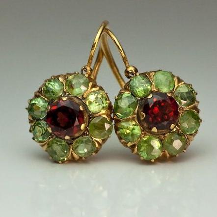 Boucles d'oreilles rondes chic Danoir Paris avec cristaux verts et rouges, élégantes et brillantes, sur fond blanc.