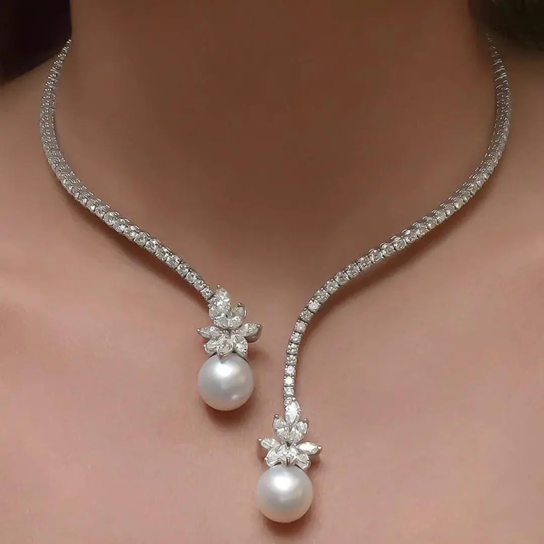 Collier élégant lumineux avec perles en argent sterling de Danoir Paris, finition raffinée et style sophistiqué visible sur l'image.