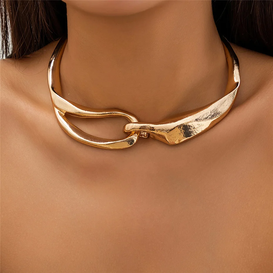 Collier en or avec texture audacieuse de Danoir Paris, montrant le design unique et brillant du bijou en gros plan.