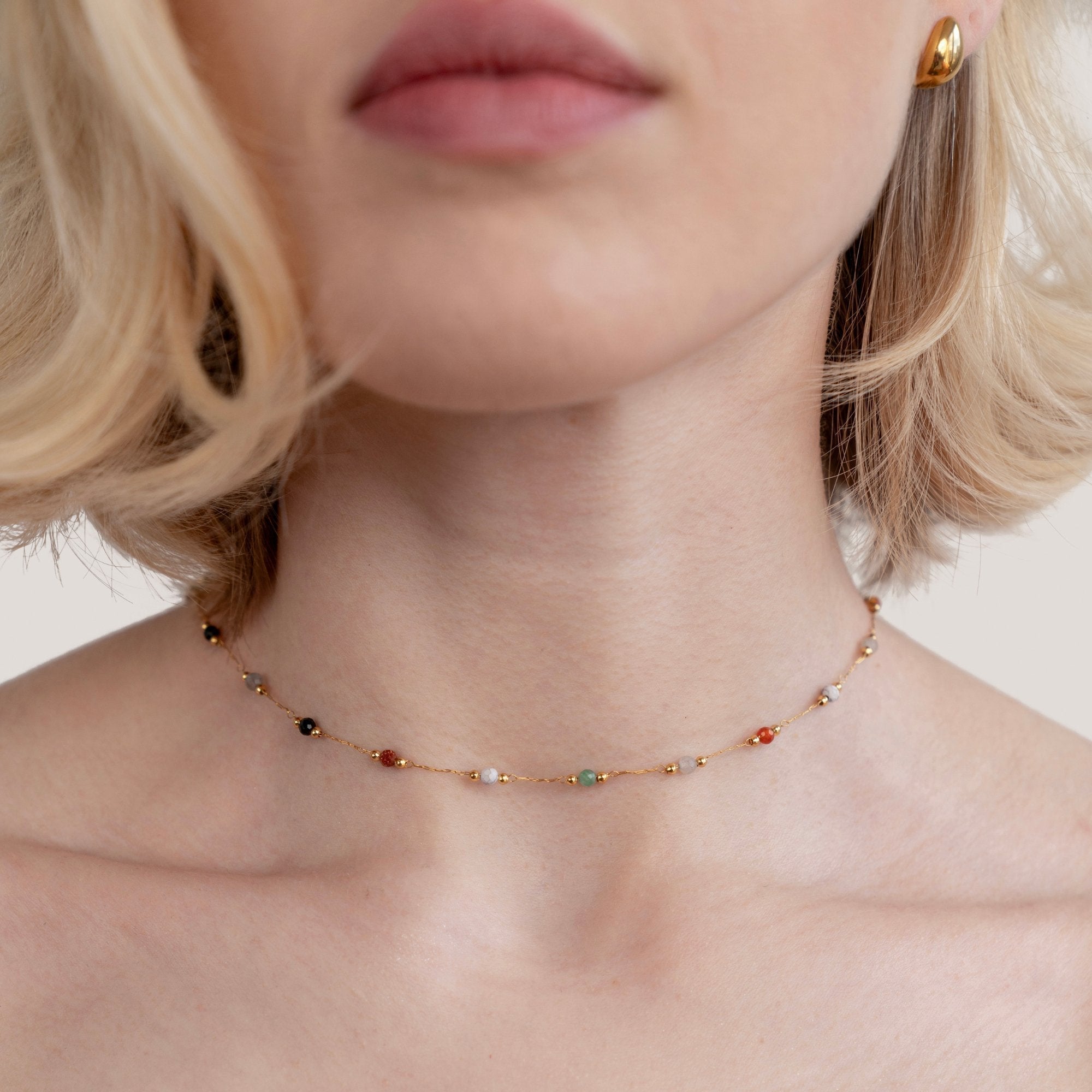 Collier minimaliste avec pierre de Danoir Paris, chaîne fine avec pendentif en pierre naturelle colorée.