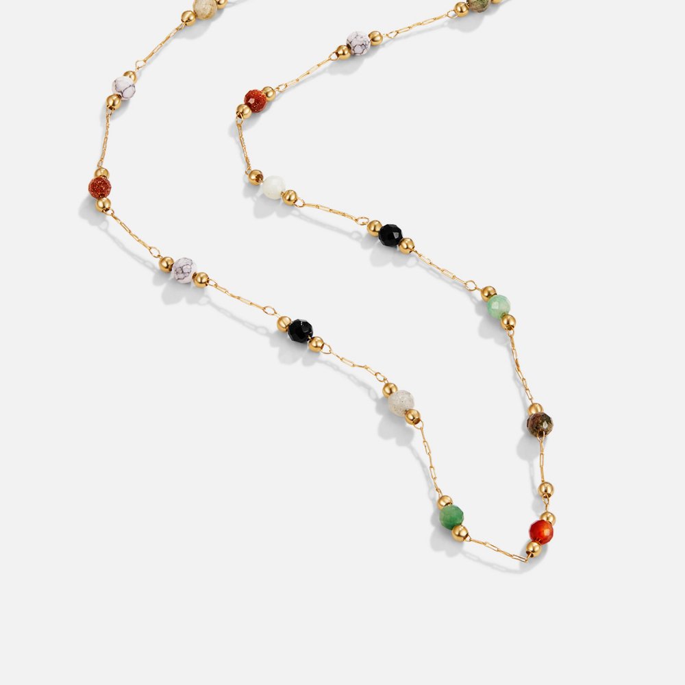 Collier minimaliste avec pierre de Danoir Paris, chaîne fine et pierre élégante, porté autour du cou.