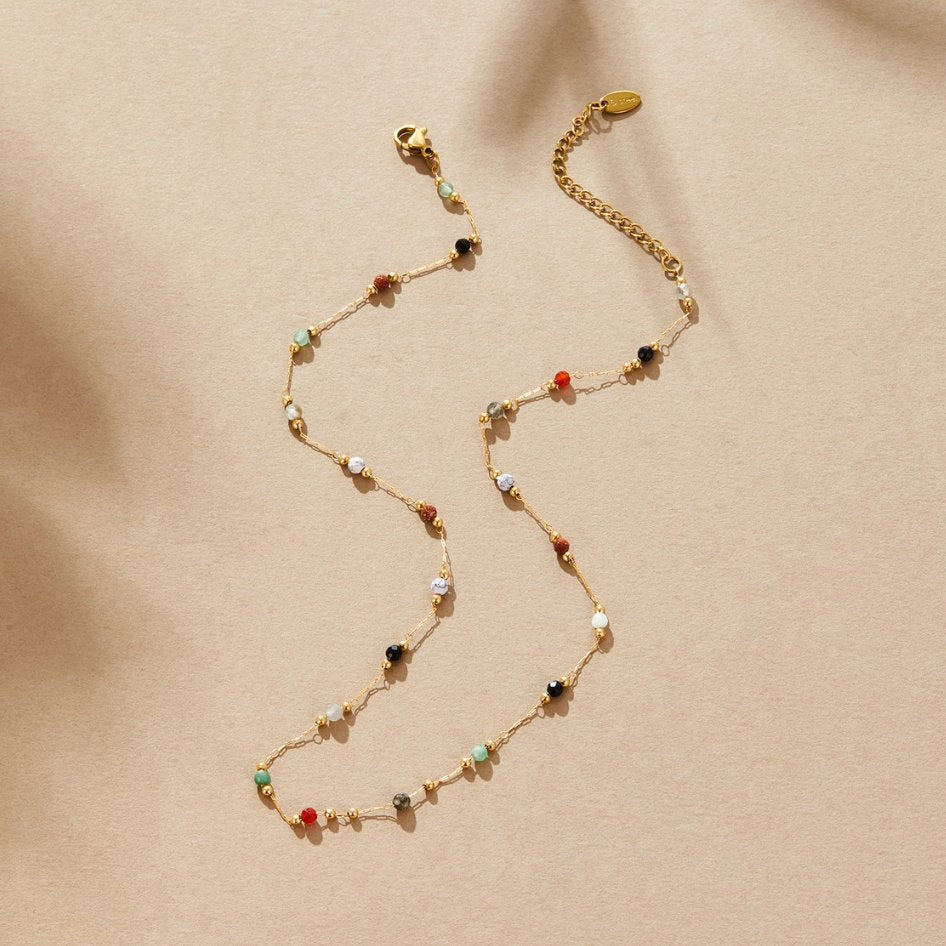 Collier minimaliste avec pierre de Danoir Paris, chaîne fine avec pendentif en pierre naturelle élégante et simple.