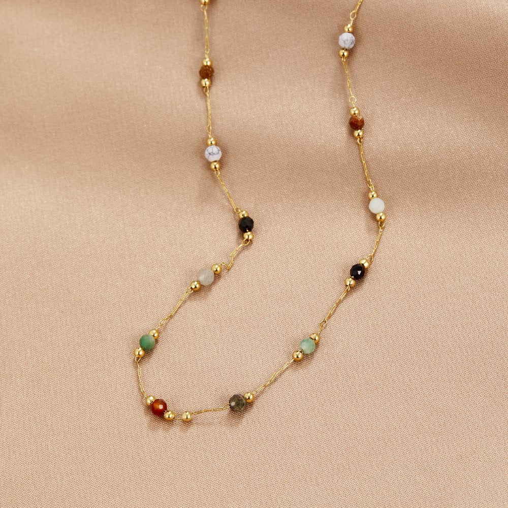Collier minimaliste avec pierre de Danoir Paris, orné de perles et d'une pierre centrale pour un style élégant et discret.
