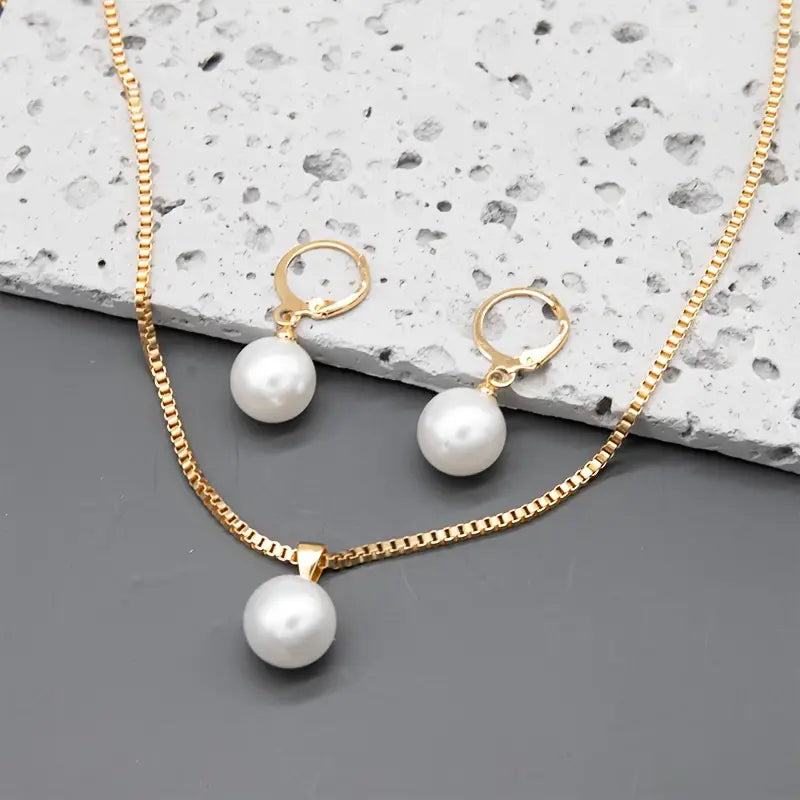 Collier et boucles d'oreilles en perles élégantes Danoir Paris, ensemble de bijoux sophistiqués pour femmes.