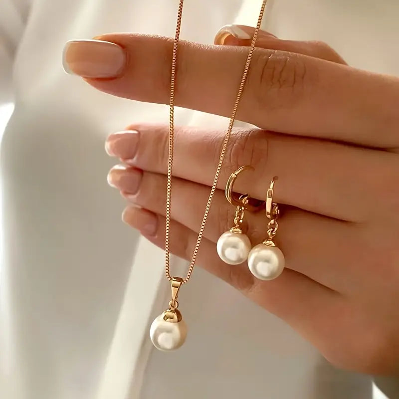 Ensemble de colliers et boucles d'oreilles en perles élégantes de la marque Danoir Paris, bijoux raffinés et sophistiqués.