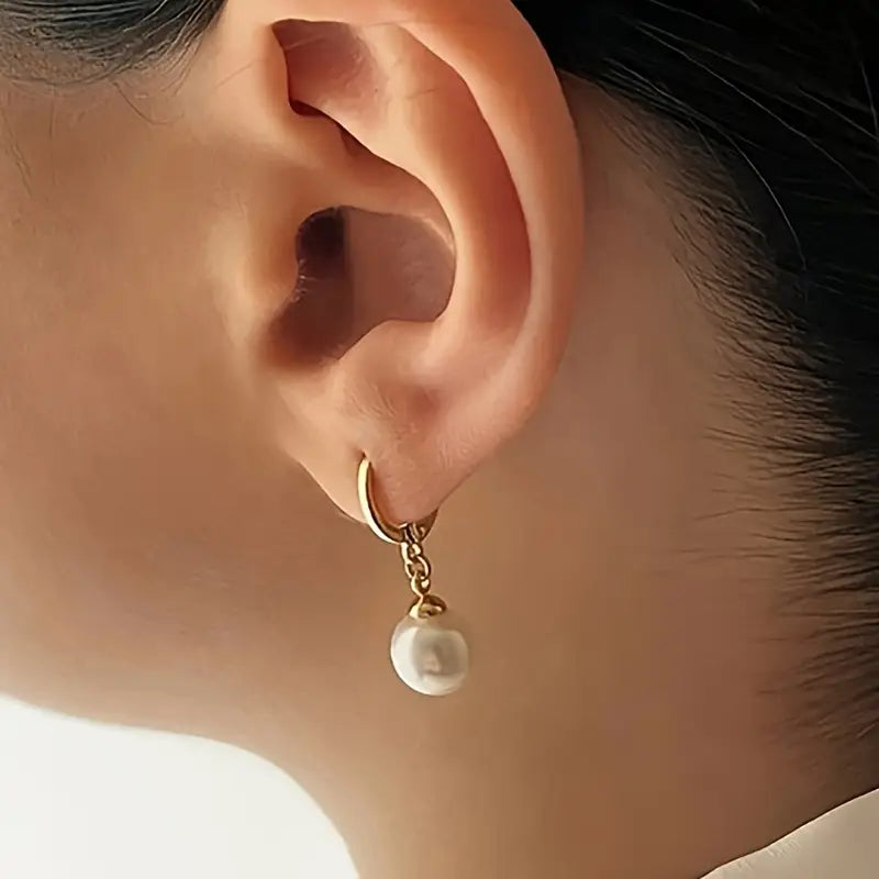 Collier et boucles d'oreilles en perles élégantes de la marque Danoir Paris, ensemble sophistiqué et gracieux.