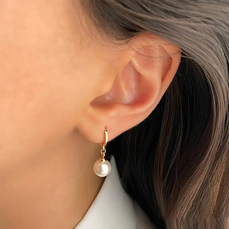 Collier et boucles d'oreilles en perles élégantes de Danoir Paris, ensemble sophistiqué et gracieux pour femmes.