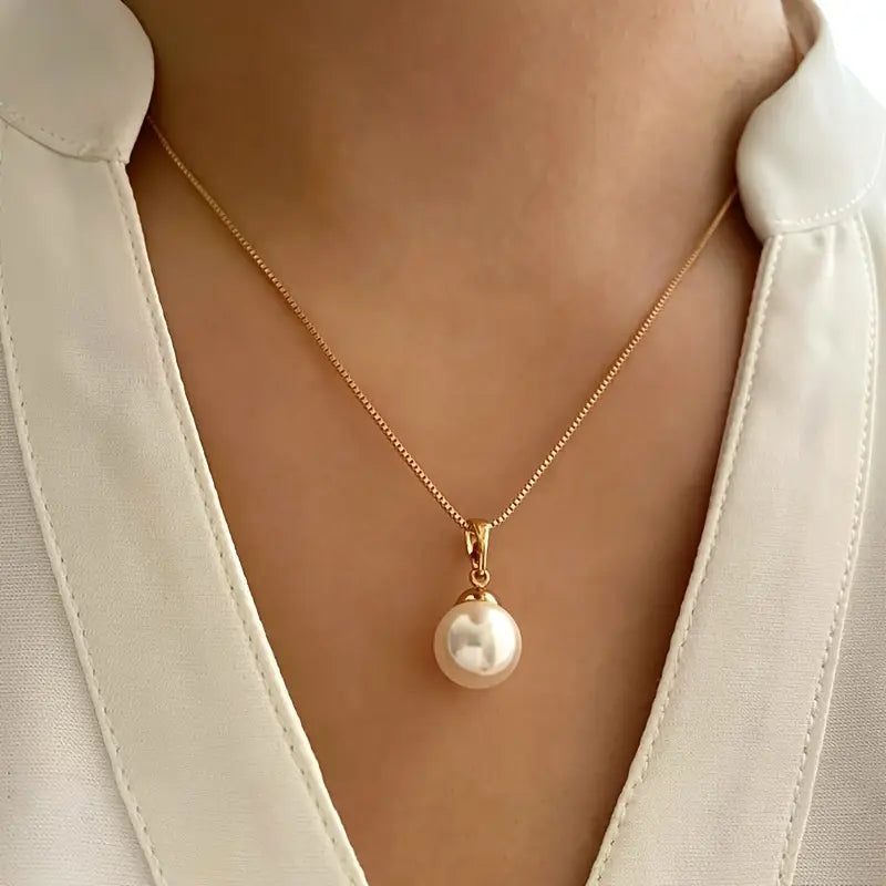 Collier et boucles d'oreilles en perles élégantes de Danoir Paris, ensemble de bijoux sophistiqués et gracieux.