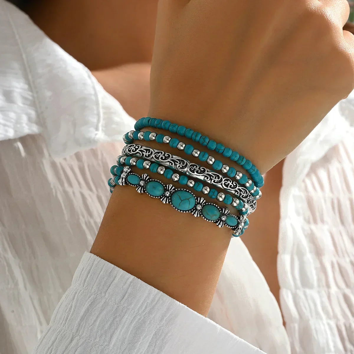 Ensemble de bracelets boho Danoir Paris avec perles turquoises, accessoires tendance et colorés pour un style décontracté.