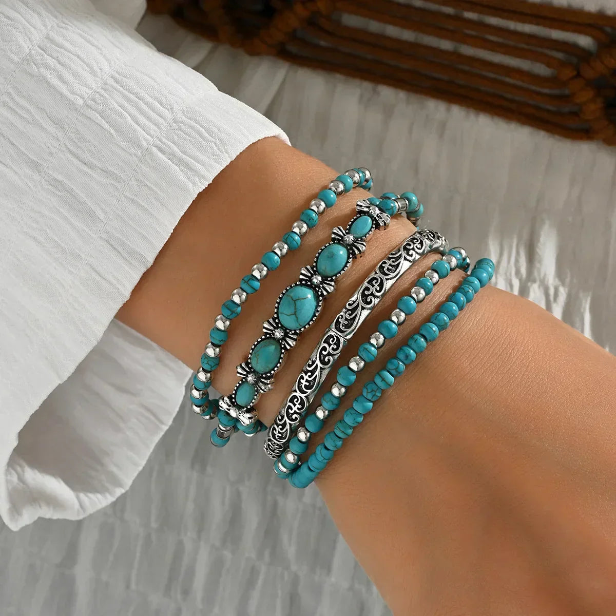 Ensemble de bracelets boho avec perles turquoises de Danoir Paris, bracelets en perles colorées et design tendance.