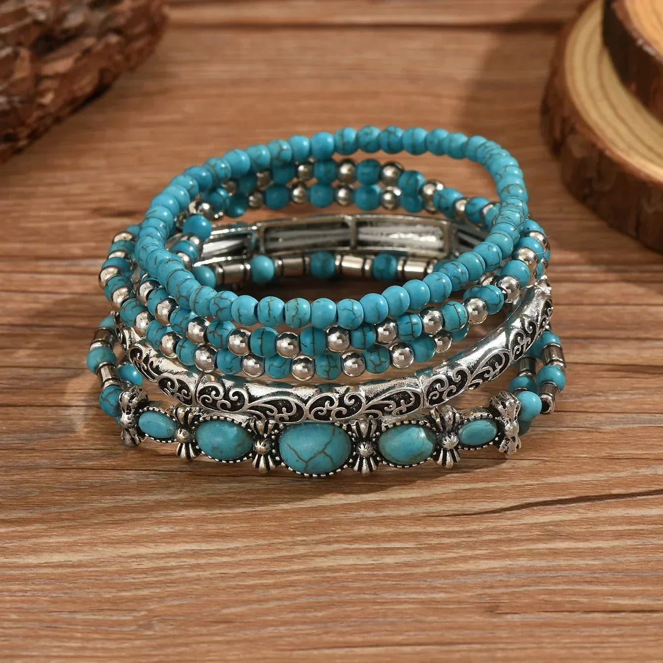 Ensemble de bracelets boho Danoir Paris avec des perles turquoises, style bohème et détails colorés.