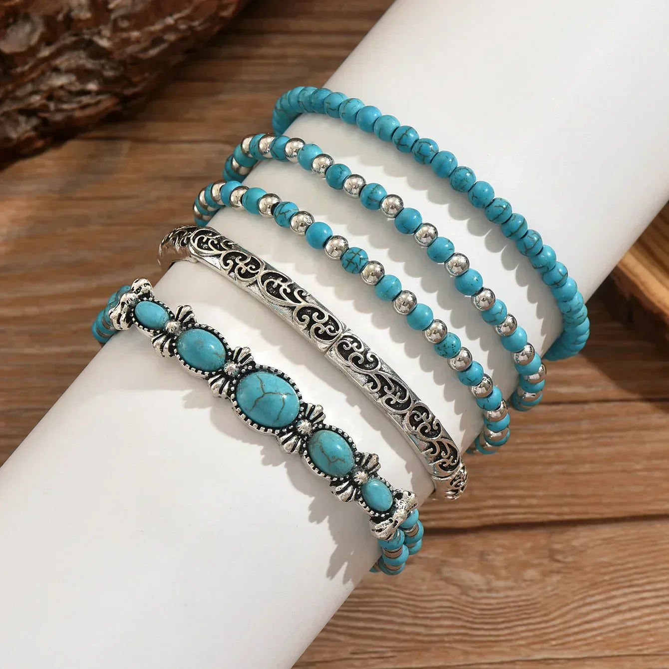 Ensemble de bracelets boho Danoir Paris avec des perles turquoises et détails en argent, style tendance et bohème.