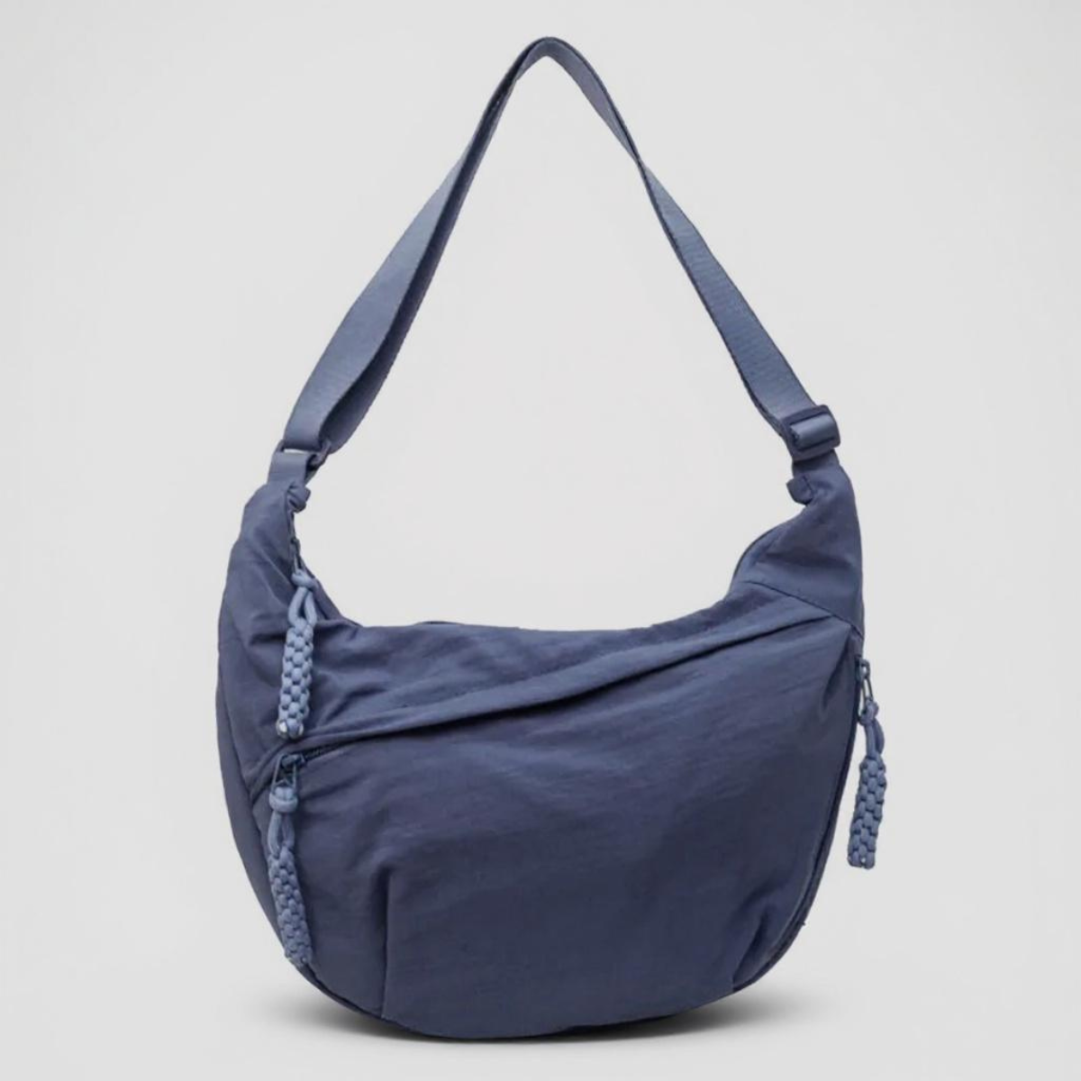 Sac à bandoulière Danoir Paris Mara en cuir bleu, avec poches extérieures et détails élégants.