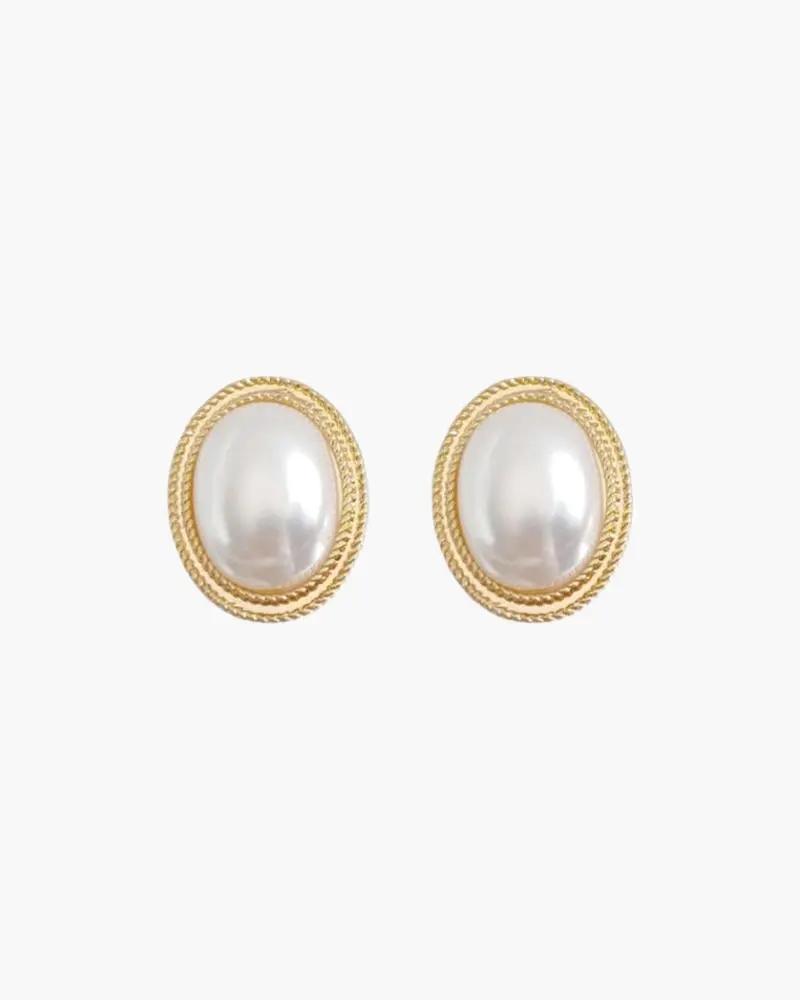Boucles d'oreilles en perles ovales Danoir Paris, studs élégants et délicats pour un look sophistiqué.
