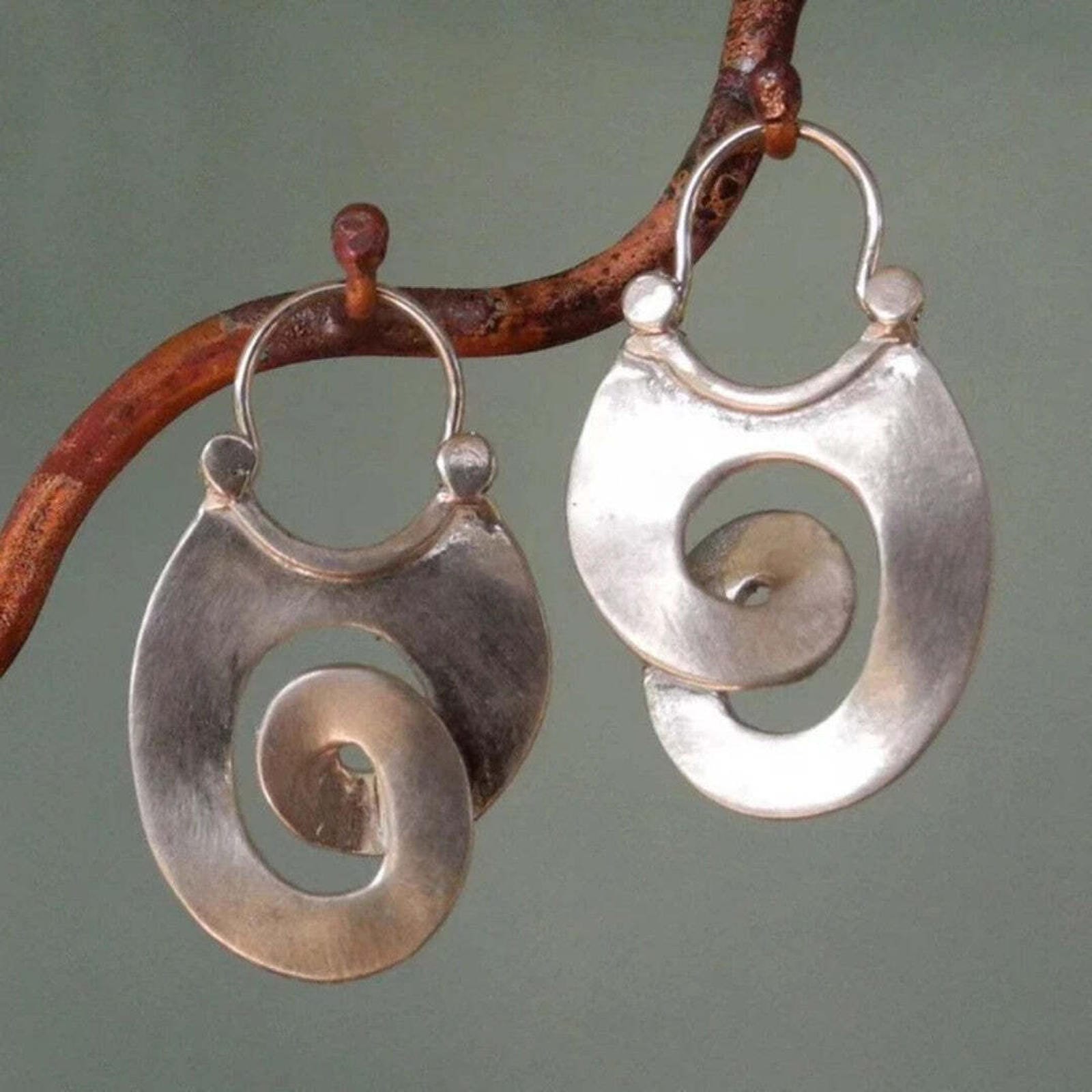 Boucles d'oreilles rétro en argent irrégulier de Danoir Paris, design unique et élégant pour un style vintage.