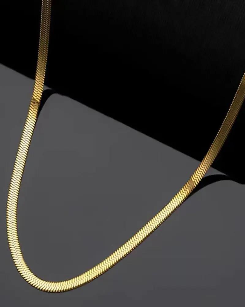 Chaîne élégante Serene Sleek de Danoir Paris, en métal brillant, avec un design fin et sophistiqué visible sur l'image.