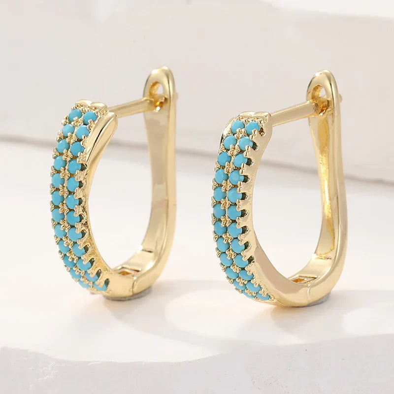 Boucles d'oreilles créoles classiques turquoise Danoir Paris en argent, élégantes et légères, visibles en gros plan.