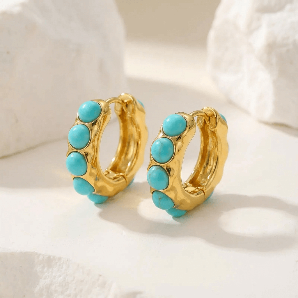 Boucles d'oreilles créoles en turquoise de Danoir Paris, accents élégants en pierre turquoise naturelle