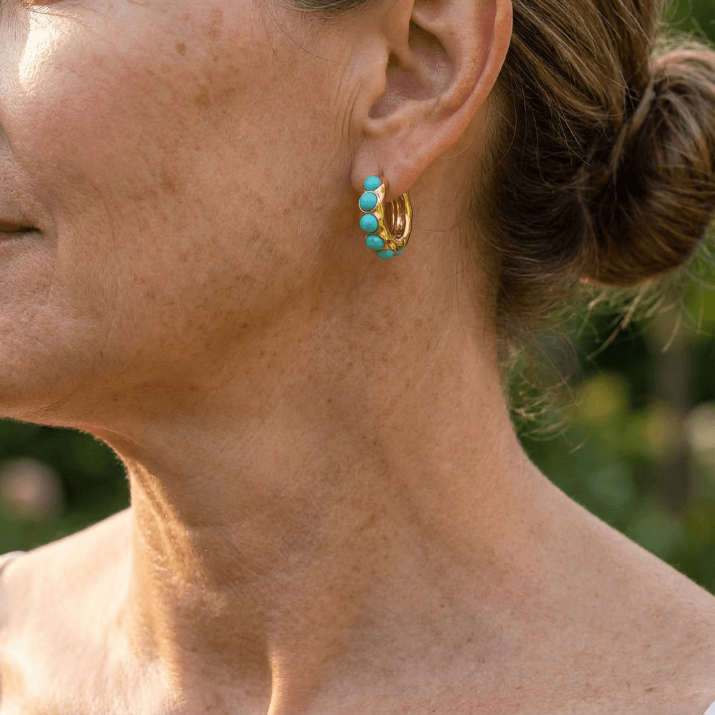 Boucles d'oreilles créoles en pierre turquoise Danoir Paris, ornées de pierres colorées et élégantes pour un style sophistiqué.