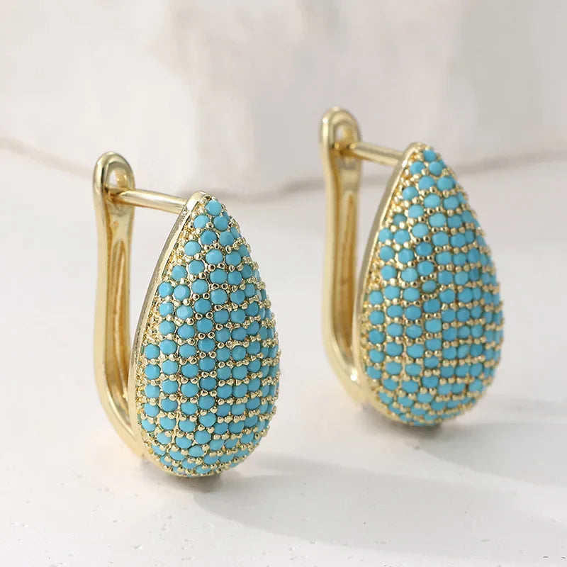 Boucles d'oreilles en forme de goutte turquoise de la marque Danoir Paris, mettant en valeur leur design élégant et coloré.