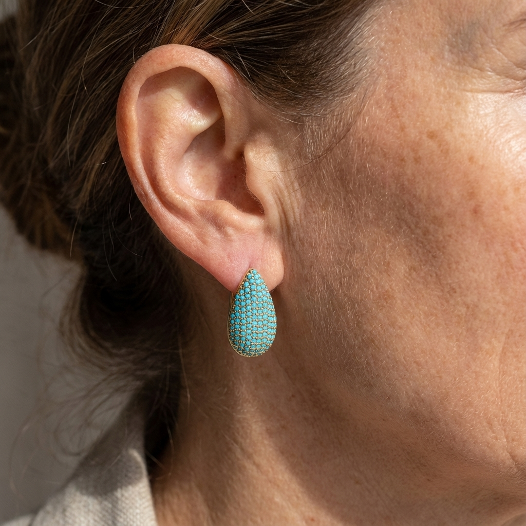 Boucles d'oreilles en forme de goutte turquoise de la marque Danoir Paris, avec un design élégant et brillant.