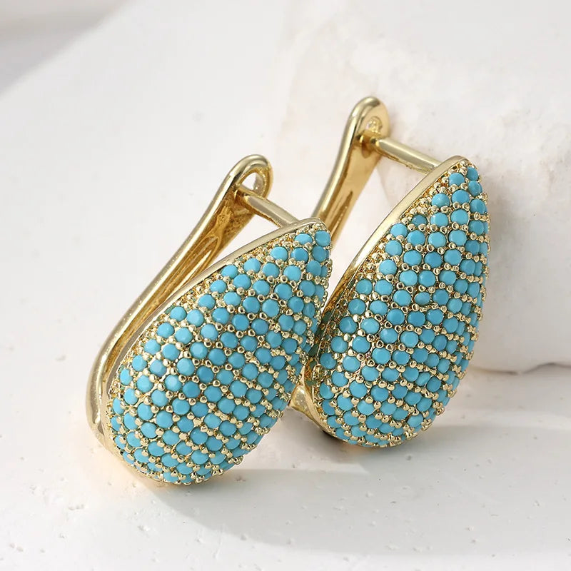 Boucles d'oreilles en forme de goutte turquoise de la marque Danoir Paris, élégantes et raffinées, visibles sur l'image.