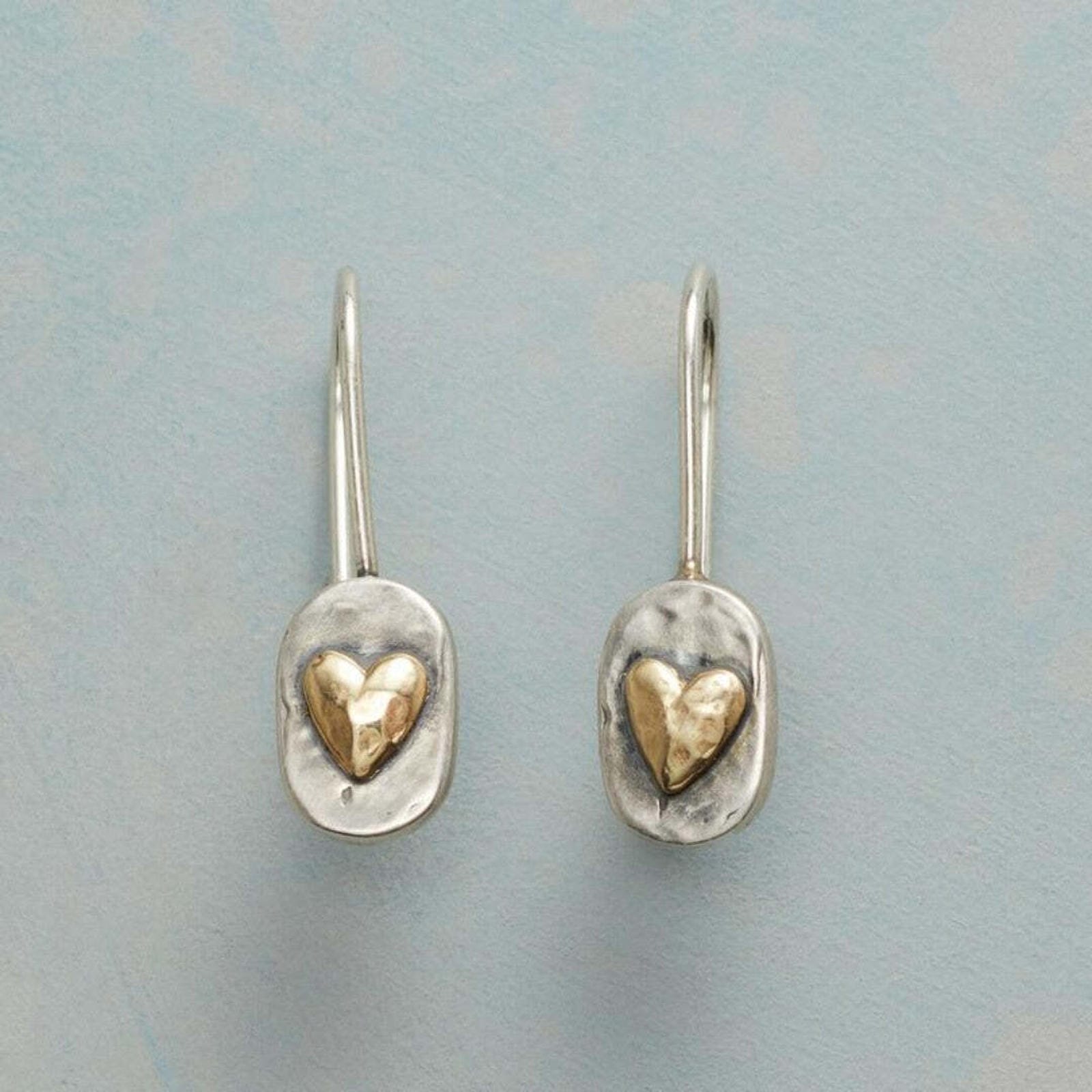 Boucles d'oreilles vintage en or incrusté en forme de cœur, de la marque Danoir Paris, avec un design élégant et classique.