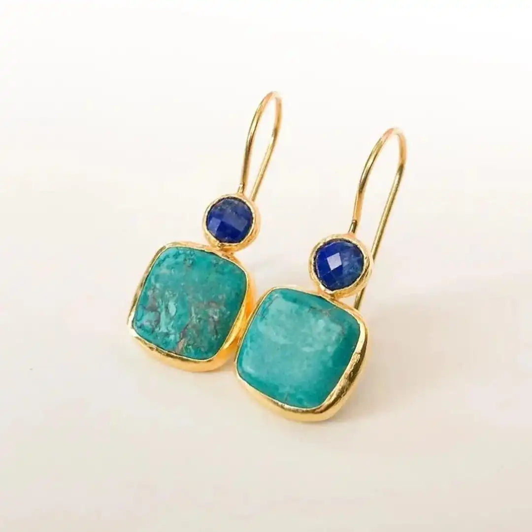 Boucles d'oreilles vintage ornées en or avec turquoise, de la marque Danoir Paris, montrant les détails élégants et ornementaux