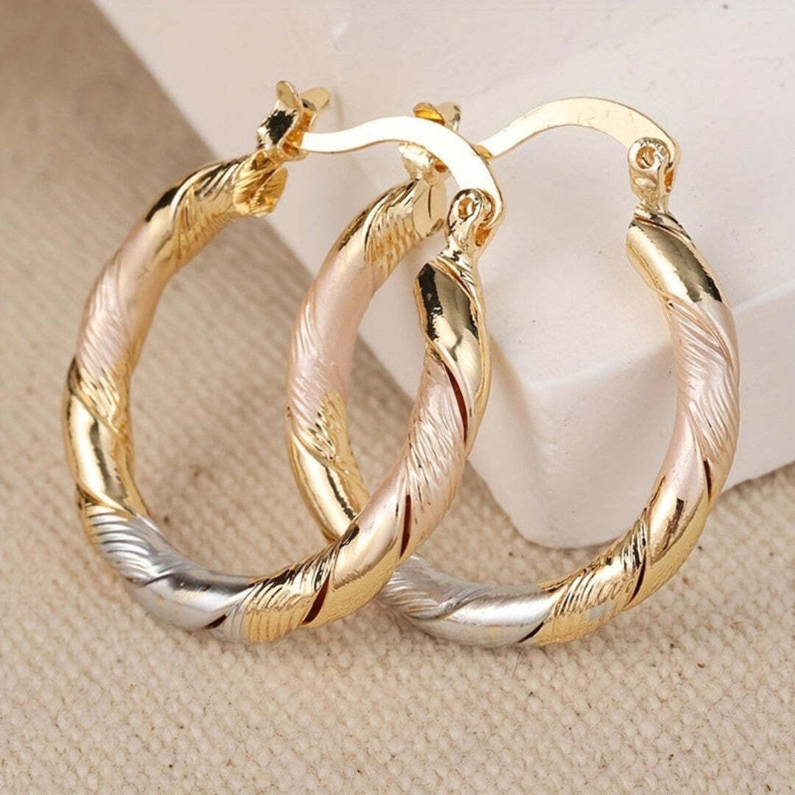 Boucles d'oreilles rondes vintage Danoir Paris en or, argent et rose, ornées de cercles élégants et raffinés.