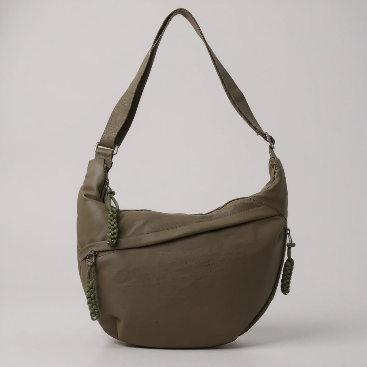 Sac à main Danoir Paris Viola en cuir vert olive, bourse à épaule élégante avec bandoulière ajustable.
