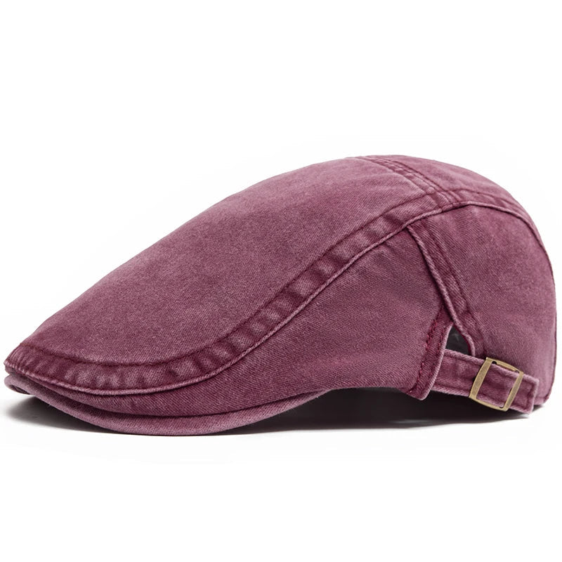Chien vintage Bloom™ Danoir Paris, pelage bleu foncé, style classique, assis sur un fond neutre, élégant et sophistiqué