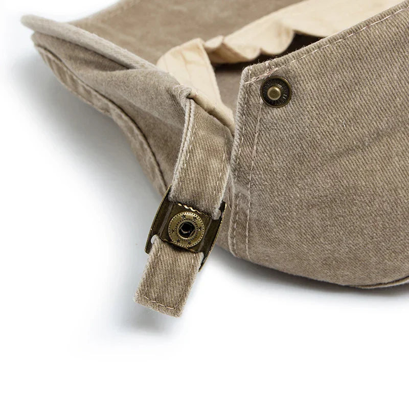 Chat vintage Danoir Paris Bloom™ avec pelage bleu foncé, aspect rétro et doux, pour animaux de compagnie élégants.