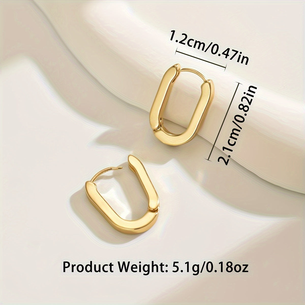 Boucles d'oreilles créoles élégantes de forme géométrique en or par Danoir Paris, finition sophistiquée et design moderne.