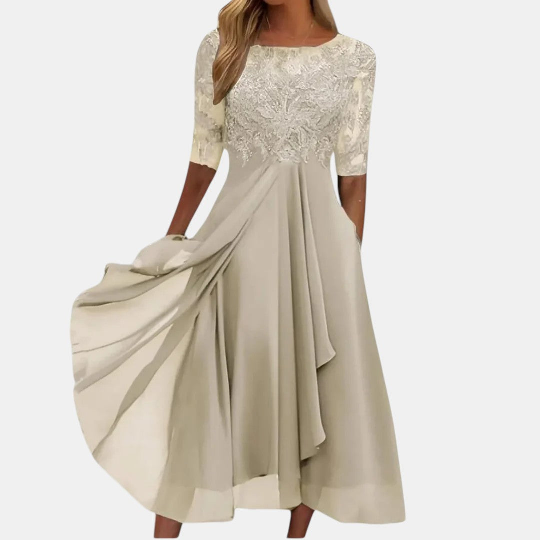 Robe élégante en dentelle bleue Rhonda™ de Danoir Paris, robe courte avec détails raffinés et tissu délicat.