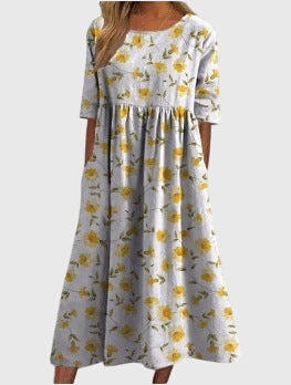 Robe Danoir Paris Aleah en bleu marine, coupe flatteuse, en tissu léger, portée par un mannequin.