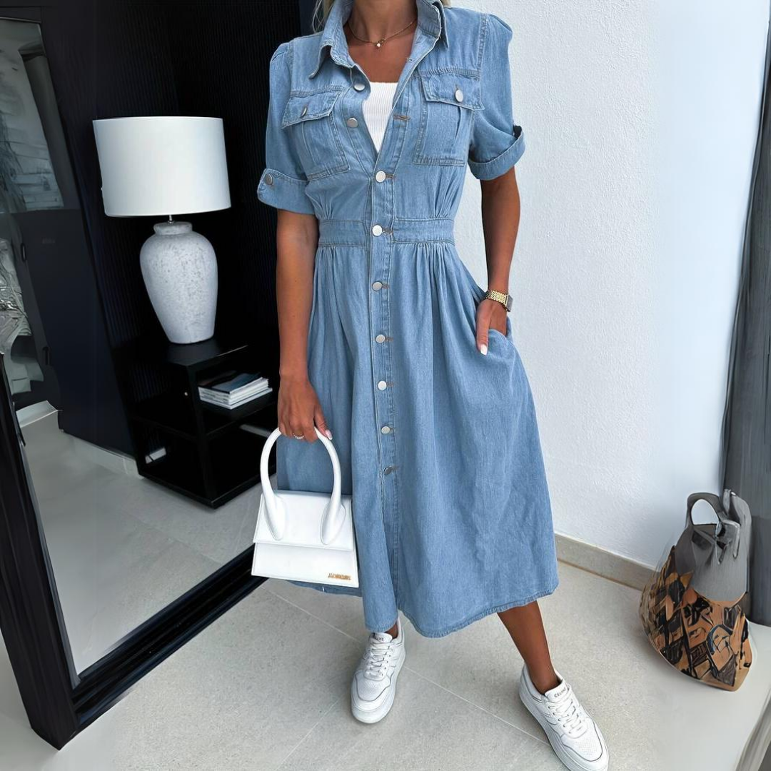 Robe en jean élégante de Danoir Paris, silhouette chic avec détails modernes, portée décontractée ou sophistiquée.