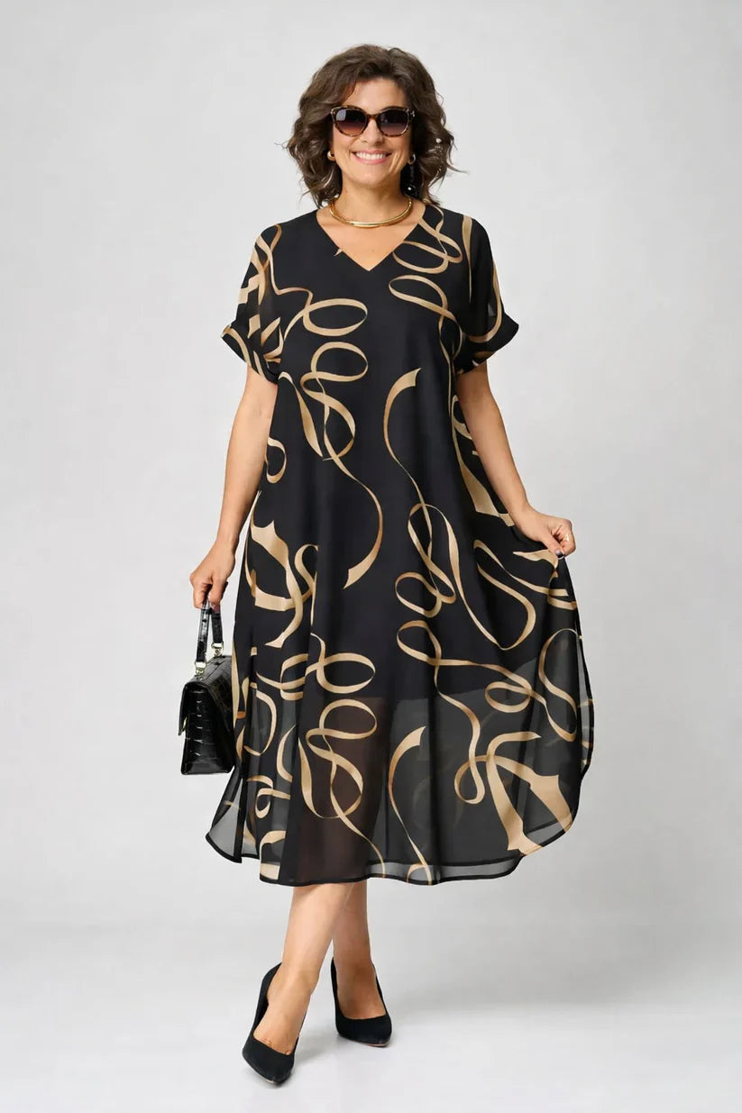 Robe Nora Danoir Paris, élégante et confortable, en tissu doux, portée avec un décolleté discret et une coupe fluide.