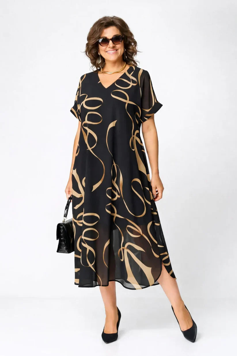 Robe Nora de Danoir Paris, élégante et confortable, en tissu doux, portée avec un décolleté subtil et une coupe fluide.