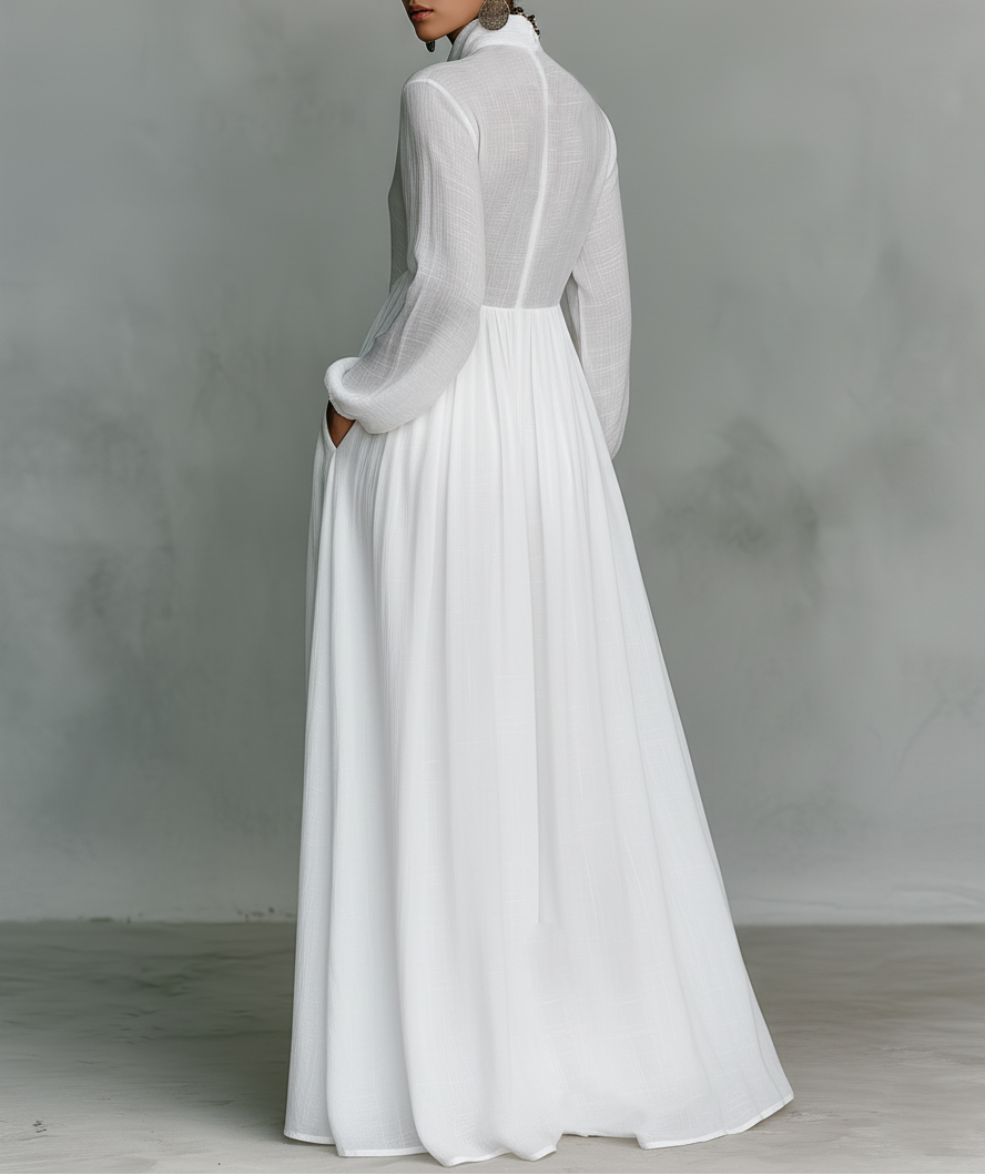 Robe maxi blanche Élisa™ de Danoir Paris, robe longue minimaliste et élégante, portée par un mannequin.