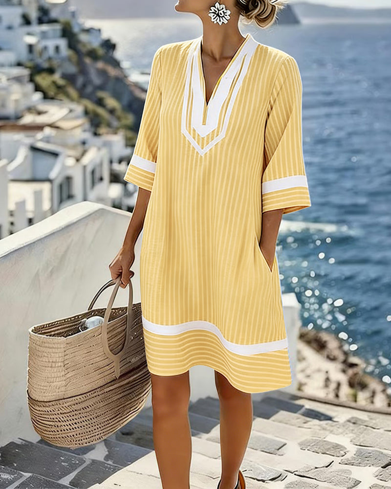 Robe Danoir Paris Veronica en coton mélangé à manches courtes et col en V, à rayures bleues et blanches.