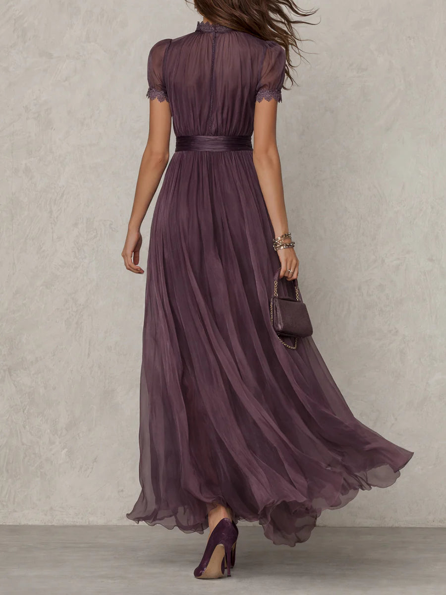Robe longue violette Danoir Paris Valentina, robe maxi élégante en tissu fluide, portée avec décolleté en V et manches longues.