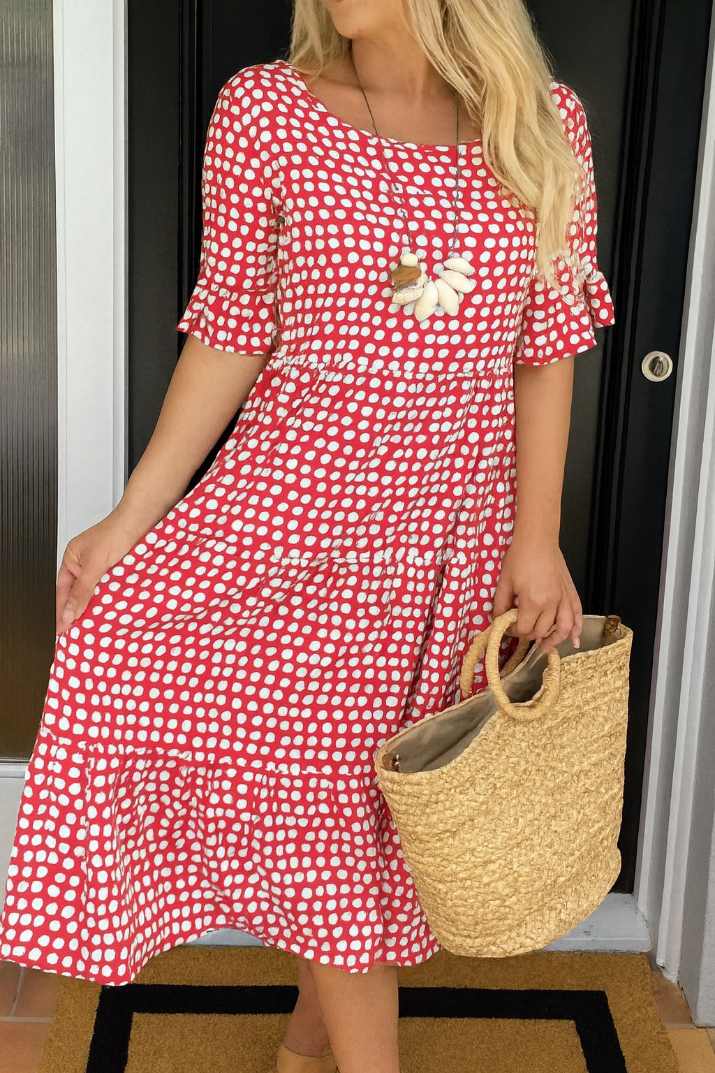 Robe midi marron Danoir Paris à manches courtes, élégante et fluide, portée en image avec un style chic et décontracté.