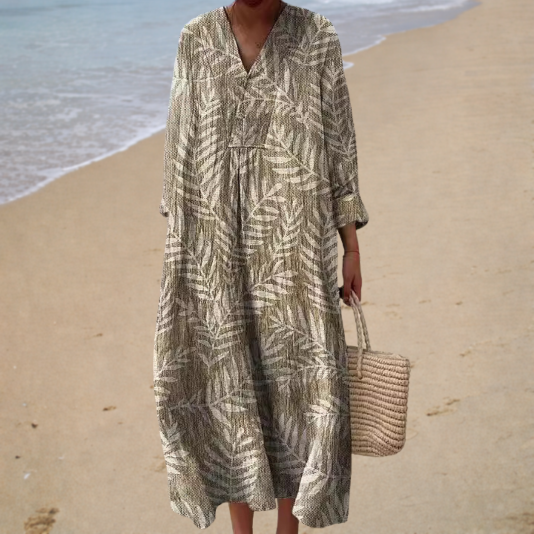 Robe longue élégante Léonie de Danoir Paris en tissu naturel, portée avec détails sophistiqués, vue de face.